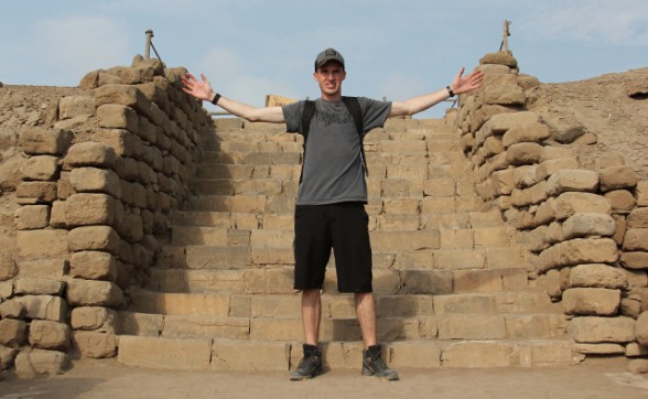 darren alff standing on the top of the pyramid of the sun in lima peru