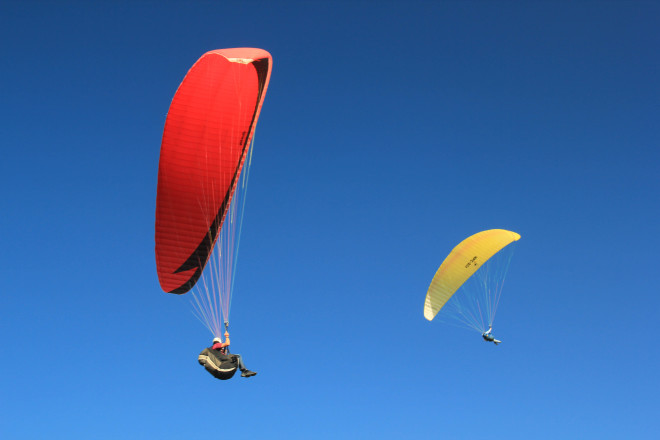 colorful-red-yellow-blue-flying-paragliders
