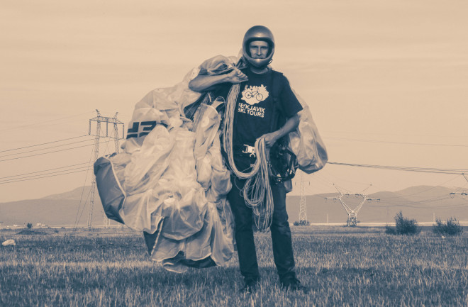 darren-alff-carrying-folded-paraglider