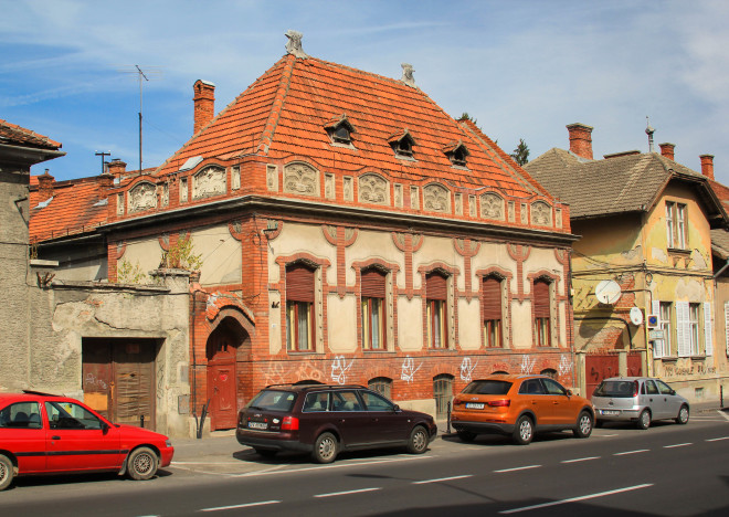 orange-brasov-romania-house-cars