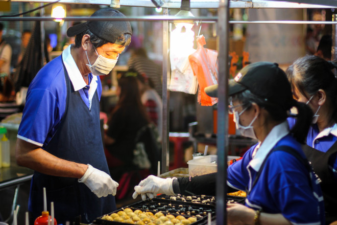 street vendor making donuts in taiwan