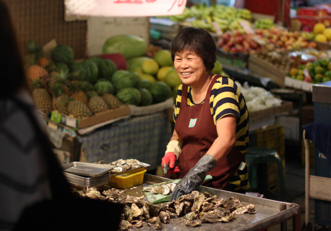 oyster saleswoman in taiwan street market