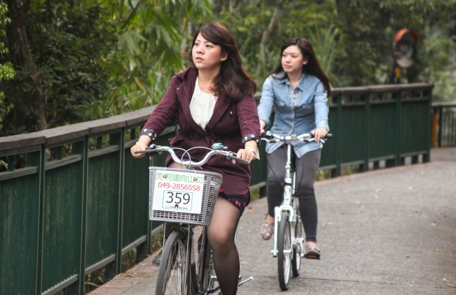 girls-on-bikes-taiwan